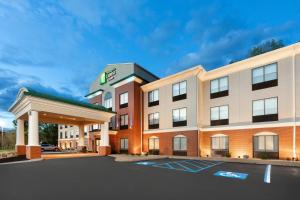 an image of a hotel building at Holiday Inn Express Hotel & Suites Dubois by IHG in DuBois