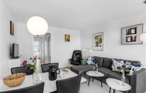 Ruang duduk di 1 Bedroom Cozy Apartment In Allinge