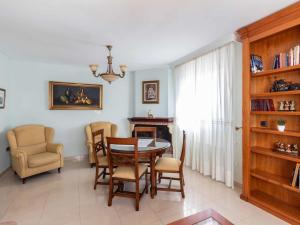 a dining room with a table and chairs at Casa La Palmera in Dúrcal