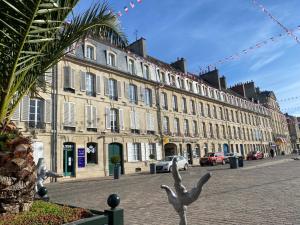 a large building with cars parked in front of it at Studio hyper centre au calme in Caen