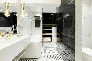 a bathroom with a shower and a toilet and a sink at Quality Hotel Sveitsi in Hyvink&auml;&auml;