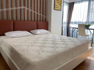Postel nebo postele na pokoji v ubytování Dusit Grand Park Condo + 16 fotografií