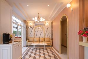 a living room with a couch and a table at Grandbangsaray in Na Jomtien