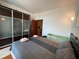 Katil atau katil-katil dalam bilik di Whait Coast Apartments 8 m from the sea 105m2 the first line +10 gambar