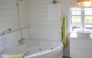 Koupelna v ubytování Four-Bedroom Holiday Home In Glesborg