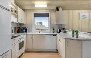Kuchyň nebo kuchyňský kout v ubytování Holiday Home Harresbæk Sydals V