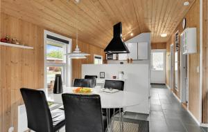 Η κουζίνα ή μικρή κουζίνα στο 3 Bedroom Amazing Home In Tarm