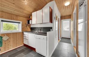 Η κουζίνα ή μικρή κουζίνα στο 3 Bedroom Amazing Home In Tarm +28 φωτογραφίες