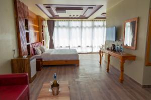 A bed or beds in a room at Hotel Gyan Gauri Palace