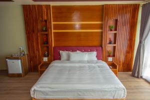 A bed or beds in a room at Hotel Gyan Gauri Palace