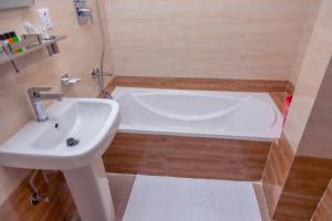 A bathroom at Hotel Gyan Gauri Palace