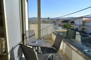 Ein Balkon oder eine Terrasse in der Unterkunft ALPHA APARTMENTS Free Shuttle from and to the Airport