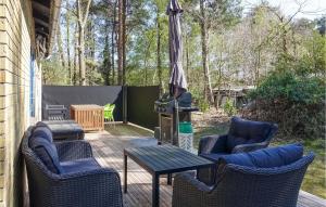 Vester SømarkenにあるNice Home In Aakirkeby With 2 Bedroomsの椅子とテーブルとグリルのあるパティオ