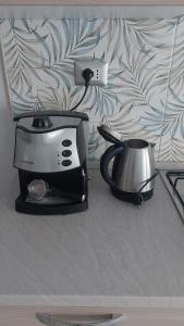 a toaster and a pot on top of a stove at Appartamento centrale in Lido di Ostia