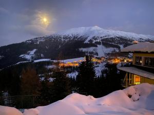 - une vue sur une montagne enneigée la nuit dans l'établissement Design-Apartment Katschi - Entspannung auf 1641m Höhe, à Katschberghöhe
