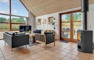 BolilmarkにあるHoliday Home Prilenのリビングルーム(暖炉、コンロ付)