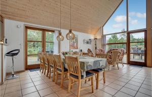 BolilmarkにあるHoliday Home Prilenのテーブルと椅子のあるダイニングルーム