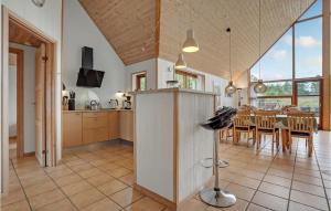 BolilmarkにあるHoliday Home Prilenのテーブルと椅子のあるキッチンとダイニングルーム