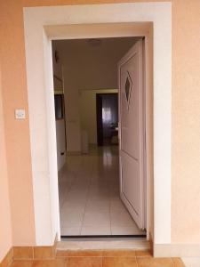 Apartman Ana Zadar - FAMILY FRIENDLY APARTMENT في زادار: ممر فارغ به باب في الغرفة