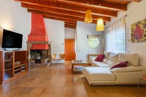 un salon avec un canapé et une cheminée dans l'établissement villa Jarana, à Lloret de Mar