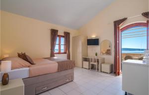 En eller flere senge i et værelse på Gorgeous Apartment In Okrug Donji