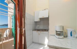 Køkken eller tekøkken på Gorgeous Apartment In Okrug Donji