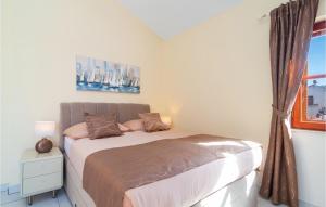 En eller flere senge i et værelse på Gorgeous Apartment In Okrug Donji