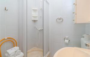 Et badeværelse på Gorgeous Apartment In Okrug Donji + 13 billeder