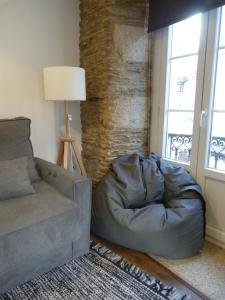 a living room with a bean bag bed next to a couch at Apartamento foroplaza campo I in Lugo
