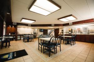 une salle à manger avec des tables et des chaises dans un restaurant dans l'établissement Days Inn by Wyndham Minot, à Minot