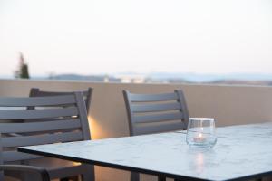 Ein Balkon oder eine Terrasse in der Unterkunft ALPHA APARTMENTS Free Shuttle from and to the Airport