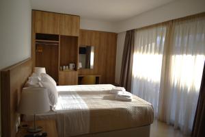 Ein Bett oder Betten in einem Zimmer der Unterkunft ALPHA APARTMENTS Free Shuttle from and to the Airport