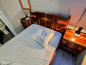 Ένα ή περισσότερα κρεβάτια σε δωμάτιο στο HOME LOW Ceiling Verga SEA VIEW