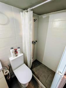 Ένα μπάνιο στο HOME LOW Ceiling Verga SEA VIEW