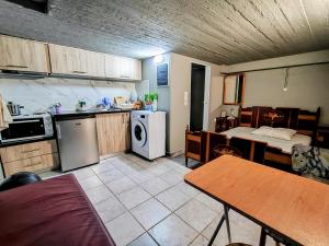 Η κουζίνα ή μικρή κουζίνα στο HOME LOW Ceiling Verga SEA VIEW