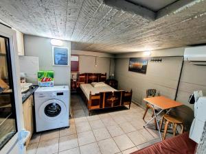 una camera con letto e lavatrice di HOME LOW Ceiling Verga Sea View a Kalamáta