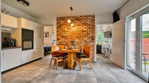 Kuchnia lub aneks kuchenny w obiekcie Apartament Winnica Izerska - 5D Apartamenty