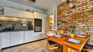 Kuchnia lub aneks kuchenny w obiekcie Apartament Winnica Izerska - 5D Apartamenty