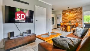 Telewizja i/lub zestaw kina domowego w obiekcie Apartament Winnica Izerska - 5D Apartamenty