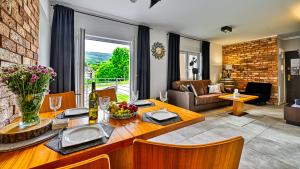 jadalnia ze stołem i salonem w obiekcie Apartament Winnica Izerska - 5D Apartamenty w Świeradowie Zdroju