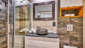 łazienka z umywalką i prysznicem w obiekcie Apartament Winnica Izerska - 5D Apartamenty w Świeradowie Zdroju