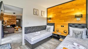 Łóżko lub łóżka w pokoju w obiekcie Apartament Winnica Izerska - 5D Apartamenty