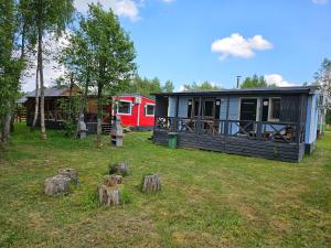 Vonkajšia záhrada v ubytovaní Domek letniskowy - czerwony całoroczny