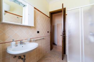 un baño con lavabo y ducha en Casa Maralesi By BarbarHouse, en Veglie