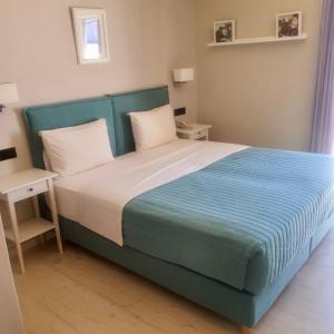 Una cama o camas en una habitación de Sirene Villas