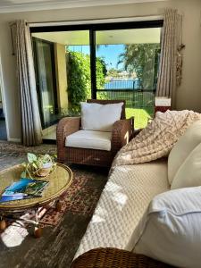 Karma Waters at Bribie Island的休息区