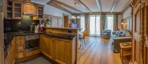 kuchnia z drewnianymi szafkami i salon w obiekcie Abanico Appartements w mieście Seefeld in Tirol