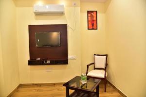 Televiisor ja/või meelelahutuskeskus majutusasutuses SAK Royal Residency 2 kms from Mysore Palace