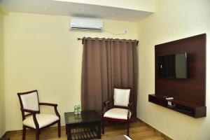 Televiisor ja/või meelelahutuskeskus majutusasutuses SAK Royal Residency 2 kms from Mysore Palace