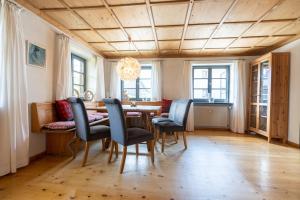 a dining room with a table and chairs at Rubi8 in Oberstdorf
